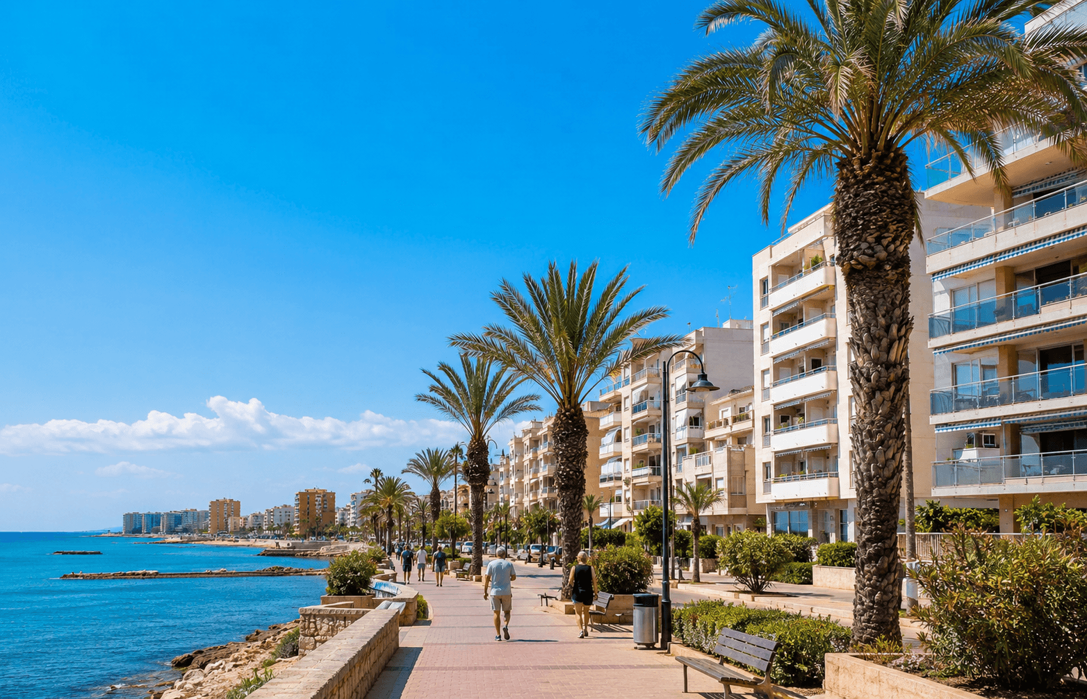Vivir en Torrevieja: 10 razones para elegir la Costa Blanca en 2026
